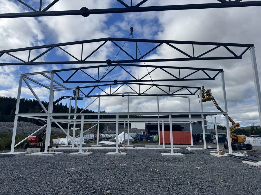 Steel portal frames and roof trusses with mobile crane, Renta