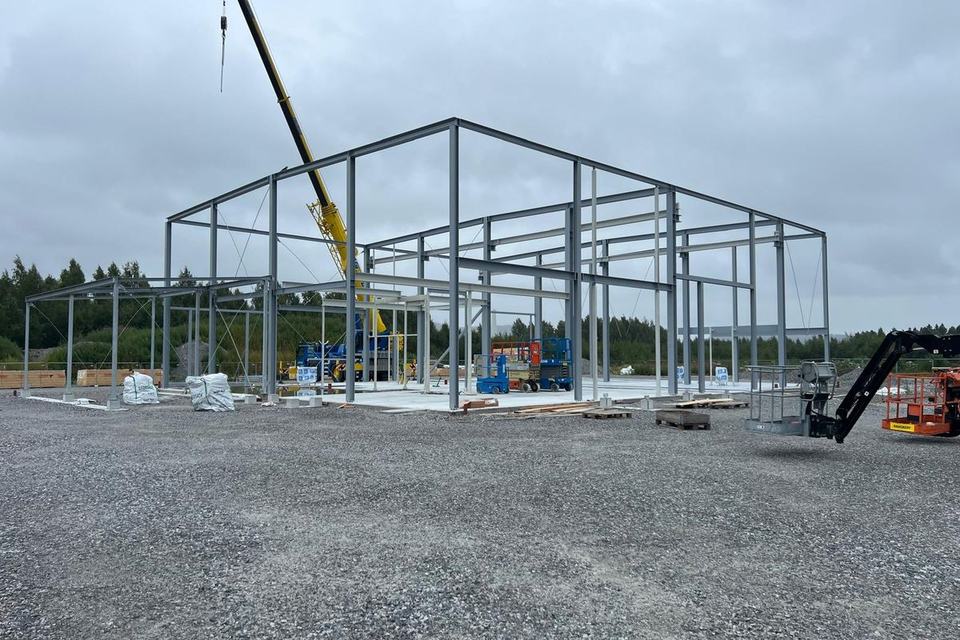 Steel frame of the Komatsu showroom with mobile crane
