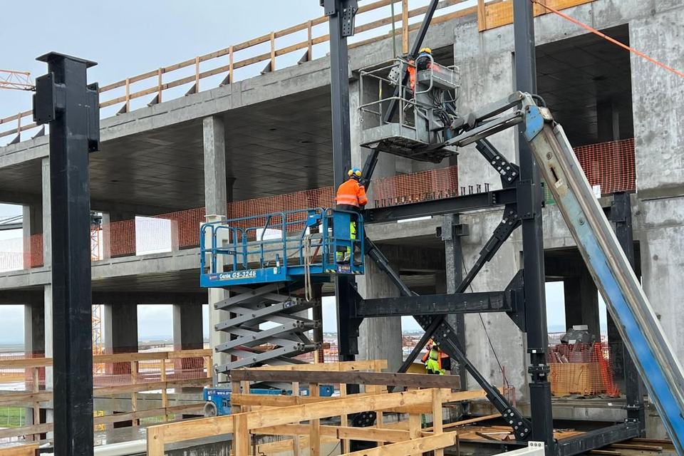 Erectors on work platforms installing steel bracing, Landspítali hospital site