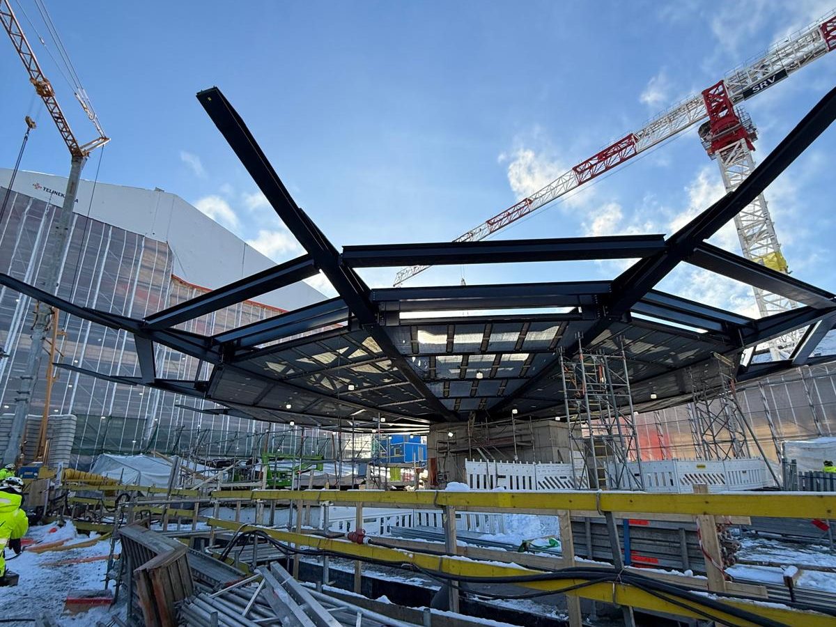 Radial steel roof beams being assembled, Atlas Pavilion, Helsinki