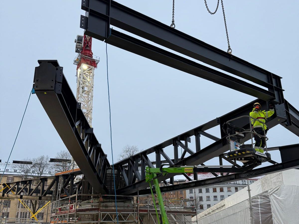 Steel truss lifted into position by crane, Atlas Pavilion